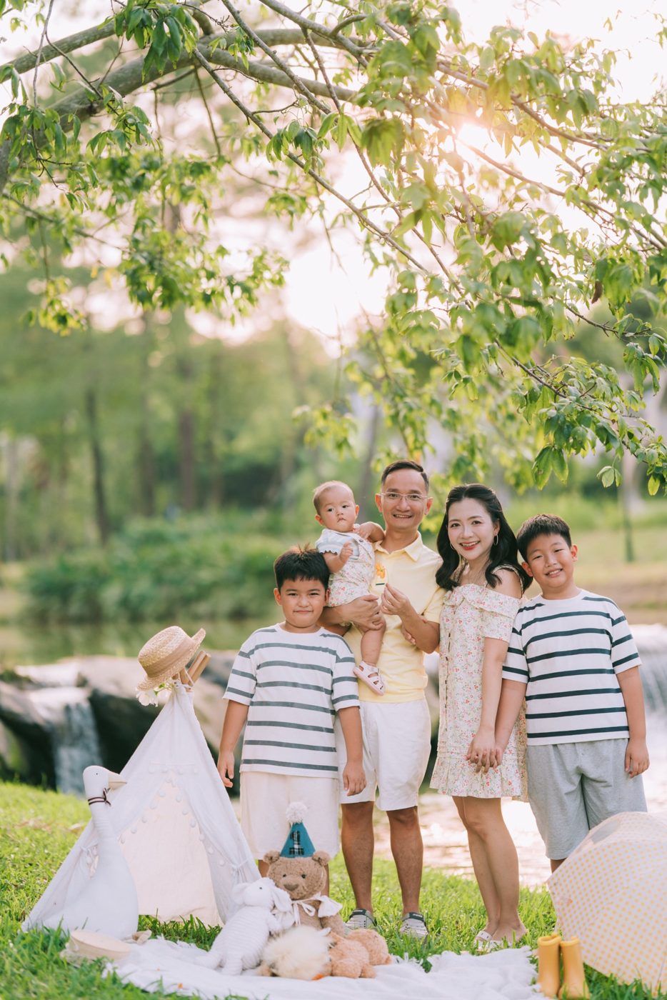 Gia đình năm người cười bên suối