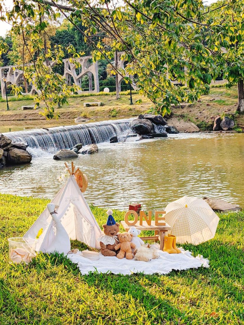 Set up picnic sinh nhật một tuổi bên hồ