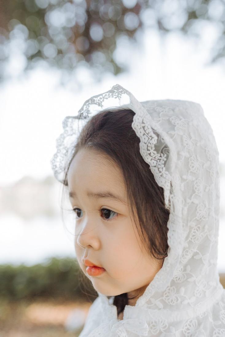 Bé đội khăn ren trắng